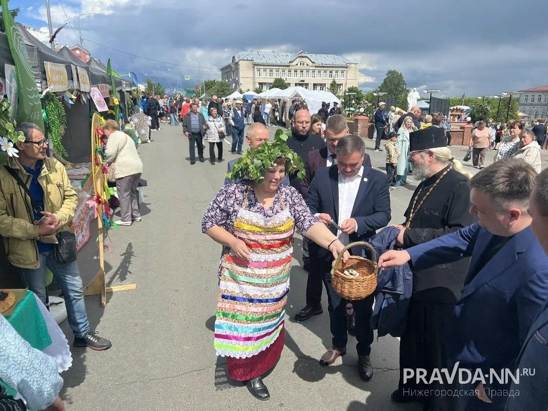    На главной площади Красных Баков были открыты ремесленные и прикладные выставки
