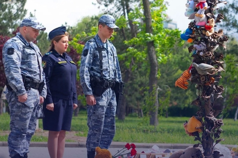    В Донецке судебные приставы почтили память детей у «Аллеи Ангелов». Фото: ГУФССП России по ДНР