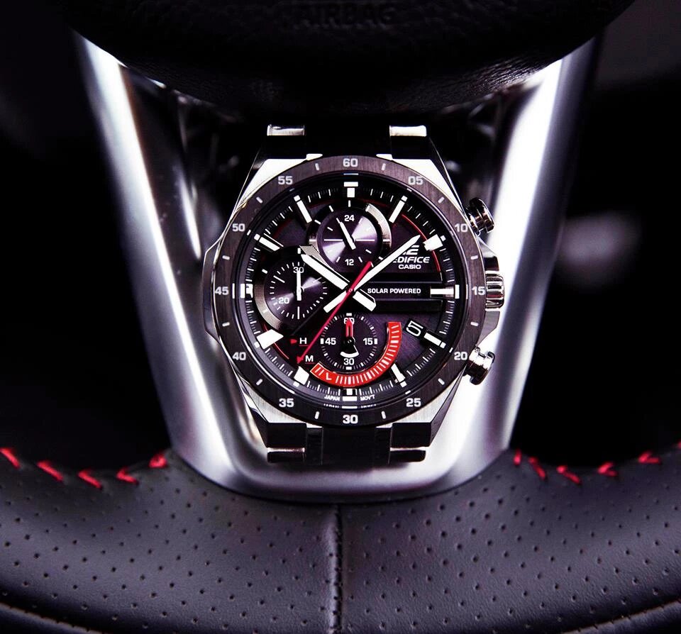 Модель Edifice EQS-920DB-1A — в стиле спорткаров: циферблат и расцветка напоминают приборную панель болида