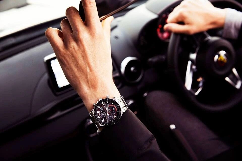 Edifice EQS-920DB-1A чувствуется на запястье, но располагается удобно 