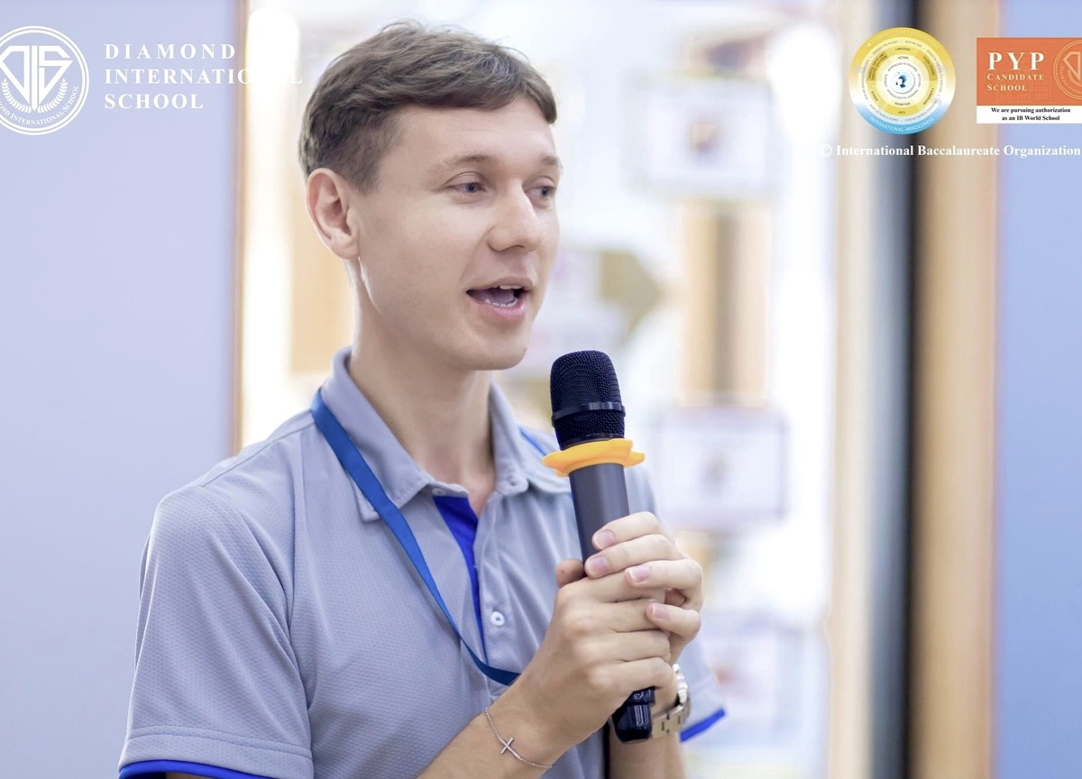 Всем привет! Меня зовут Владимир, и я - учитель в международной школе IB в Лаосе. Добро пожаловать на мой канал, где я рассказываю, как я обучаю студентов иностранным языкам по программе IB. Сейчас идет набор на занятия индивидуально и в мини-группах! Приятно познакомиться! Фото со страницы Diamond International School в социальных сетях