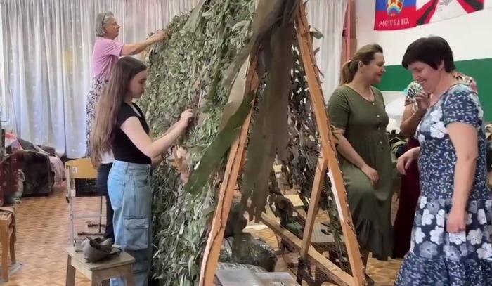 Школьницы из Тюмени, которые плетут маскировочные сети. © Предоставлено Life.ru