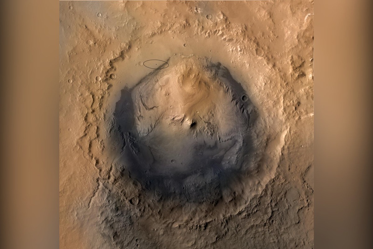    Кратер Гейла на Марсе. Эллипсом отмечено место высадки марсохода Curiosity.