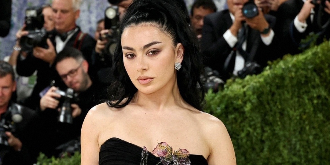 Charli XCX показала обложку альбома «Music, Fashion, Film» с Мартином Скорсезе и Марком Джейкобсом