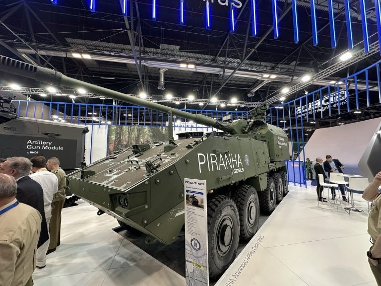 «Пиратские» танцы на колёсах: GDELS и KNDS скрестили PIRANHA 10×10 c 155-мм пушкой, чтобы учить артиллерию воевать по-новому. Фото: General Dynamics European Land Systems