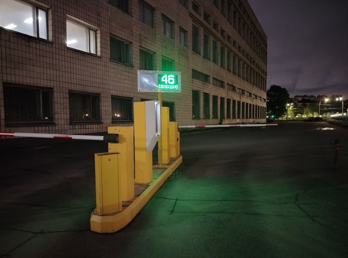 совершенно пустая автостоянка