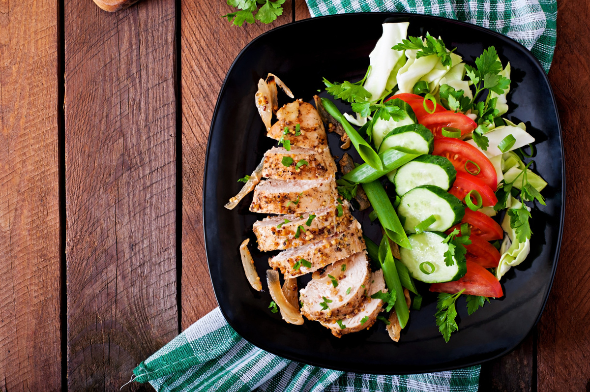 Теплый салат с курицей 
freepik