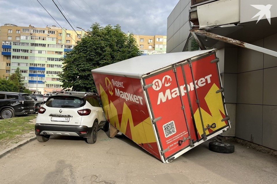    Грузовой кузов отвалился от рамы и влетел в кроссовер.
