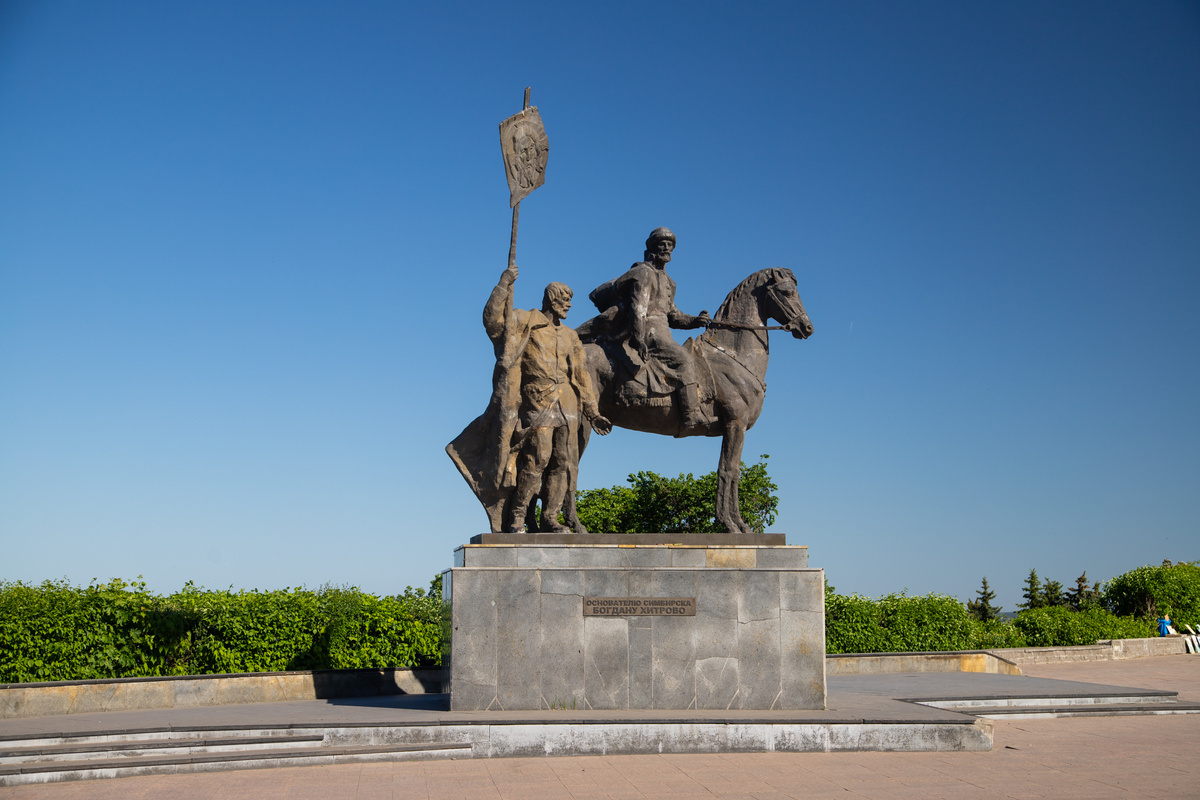 Памятник основателю города Богдану Хитрово