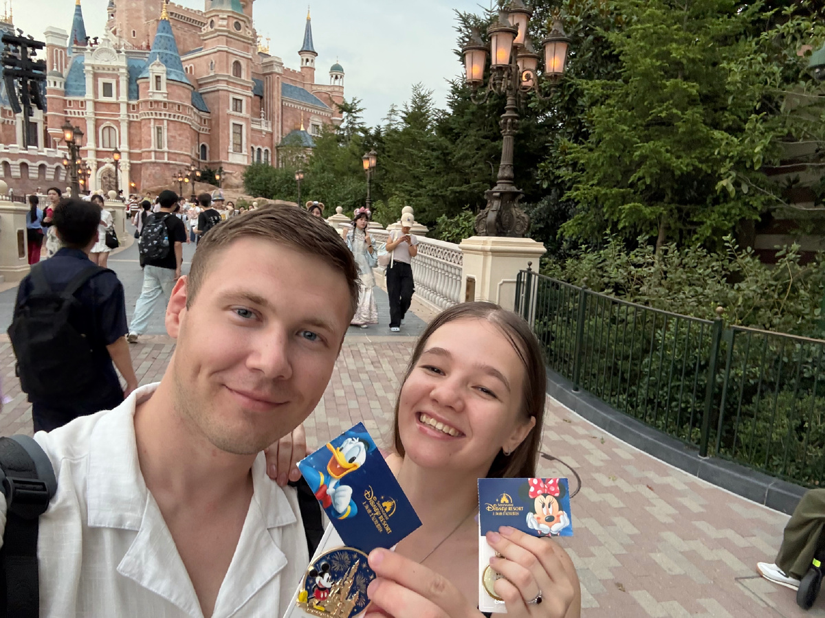 Это мы с сувенирами на фоне того самого замка