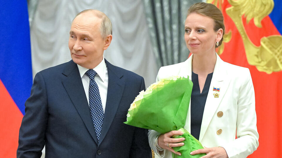     Путин вручил орден "Мать-героиня" переехавшей в Россию француженке РИА Новости/Сергей Гунеев