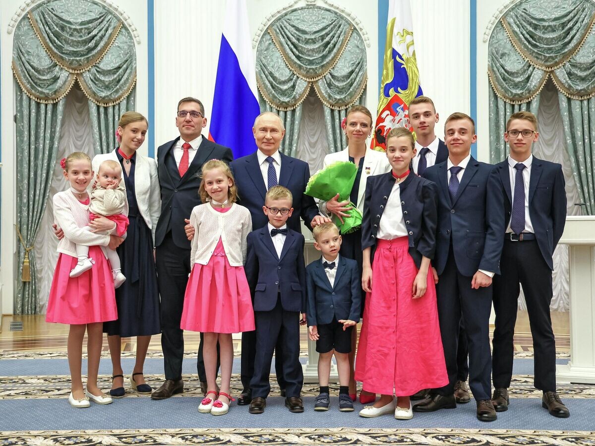   Президент РФ Владимир Путин и семья Фабриса Сорлина в Кремле на церемонии вручения орденов "Мать-героиня" и "Родительская слава" родителям девяти многодетных семей | © РИА Новости / POOL
