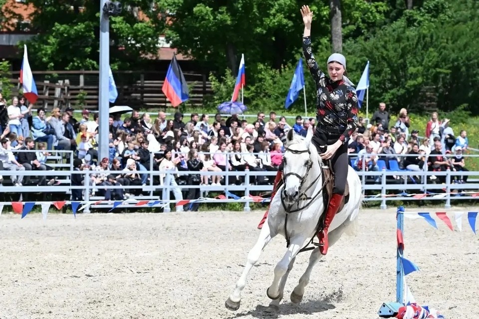    В Донецке в День защиты детей состоялось торжественное открытие нового конного клуба имени Буденного. Фото: max.ru/PushilinDenis