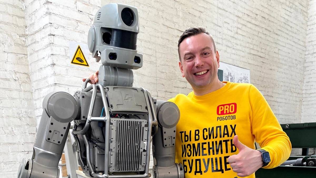    Программист и популяризатор робототехники Александр Байкин позирует с роботом Федором, который побывал на орбите Международной космической станции / Фото: Личный архив