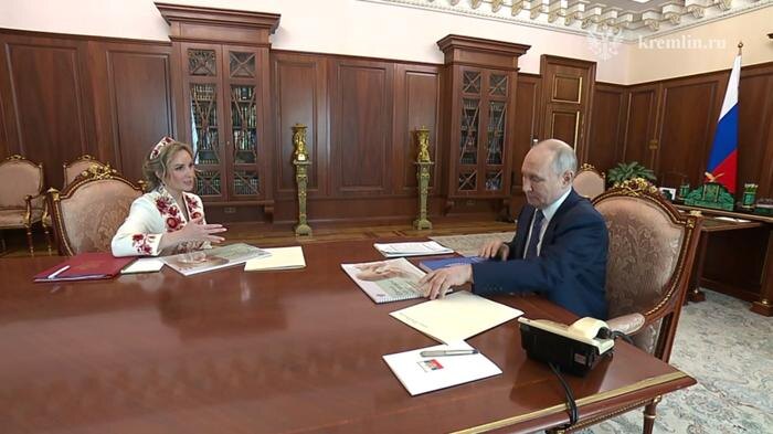 Мария Львова-Белова и Владимир Путин. Обложка © Telegram / Кремль. Новости