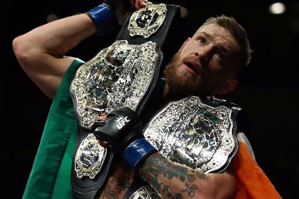 Конор Макгрегор с ирландским флагом и поясами UFC / Global Look Press    📷