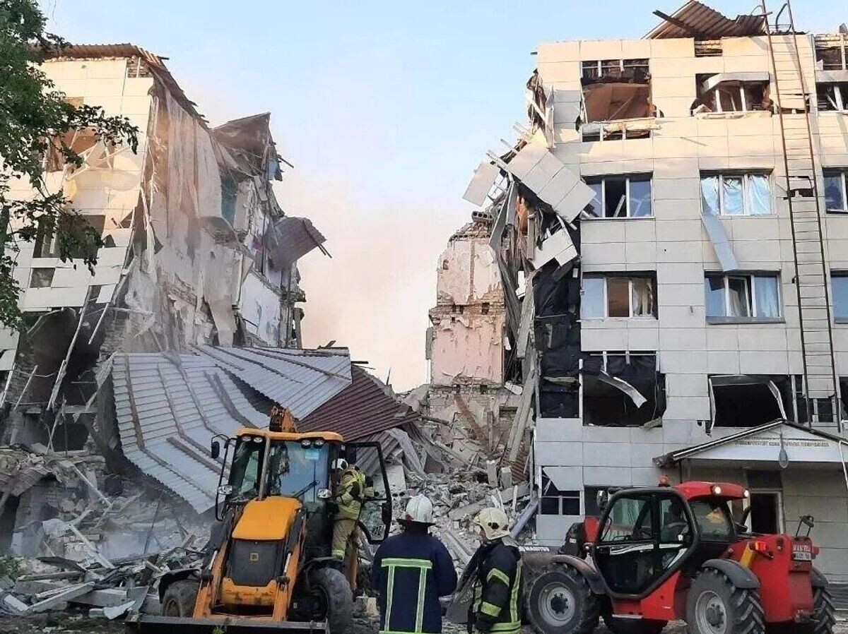    Последствия удара ВСУ по колледжу в Старобельске в ЛНР© Фото : Леонид Пасечник/MAX