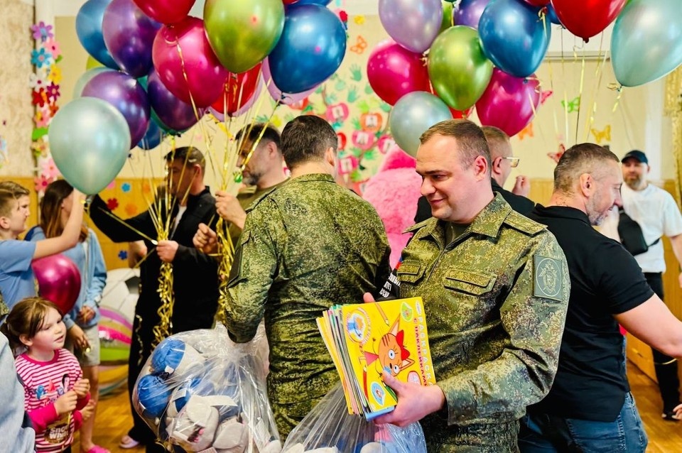    Акция охватила несколько детских учреждений, куда доставили подарки и сюрпризы. Фото: ТГ/Волошин