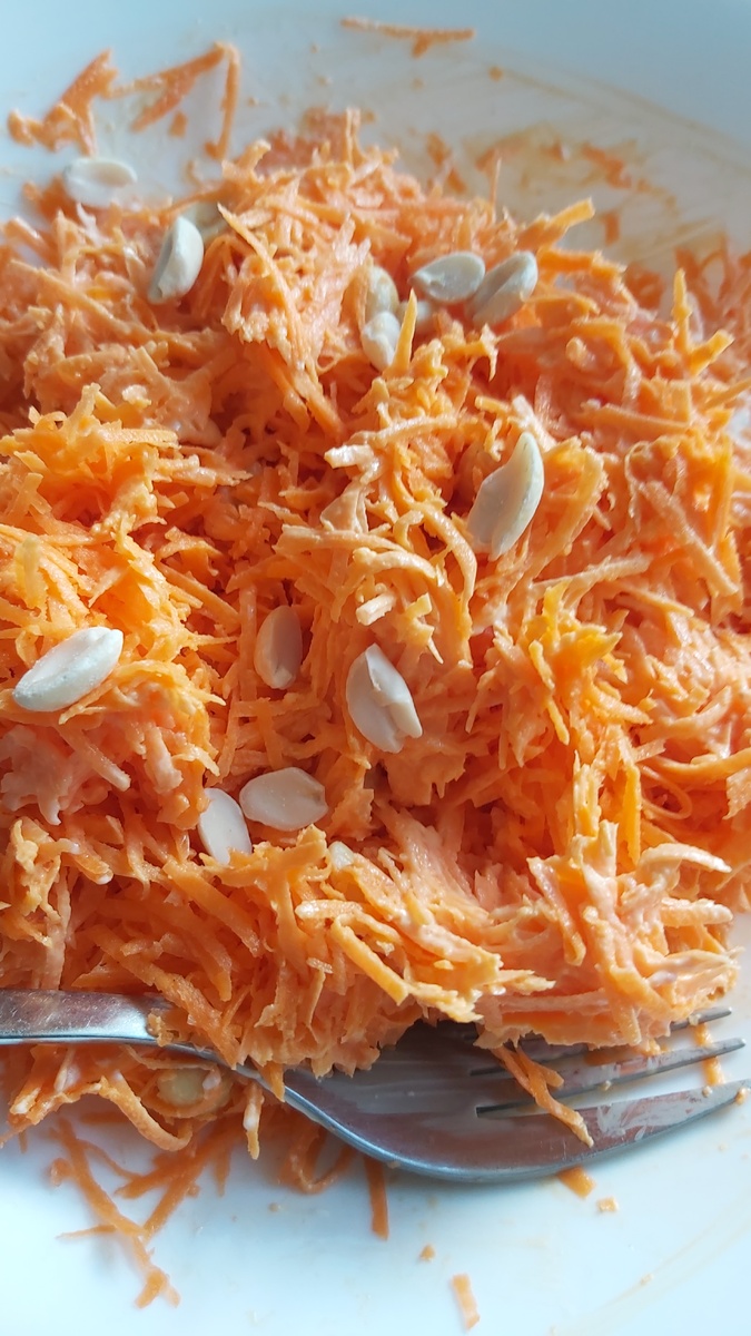 Сырая морковка с майонезом и арахисом. Да-да, это днём на обед, не в майонезе жир)))). Без соли, она не нужна.