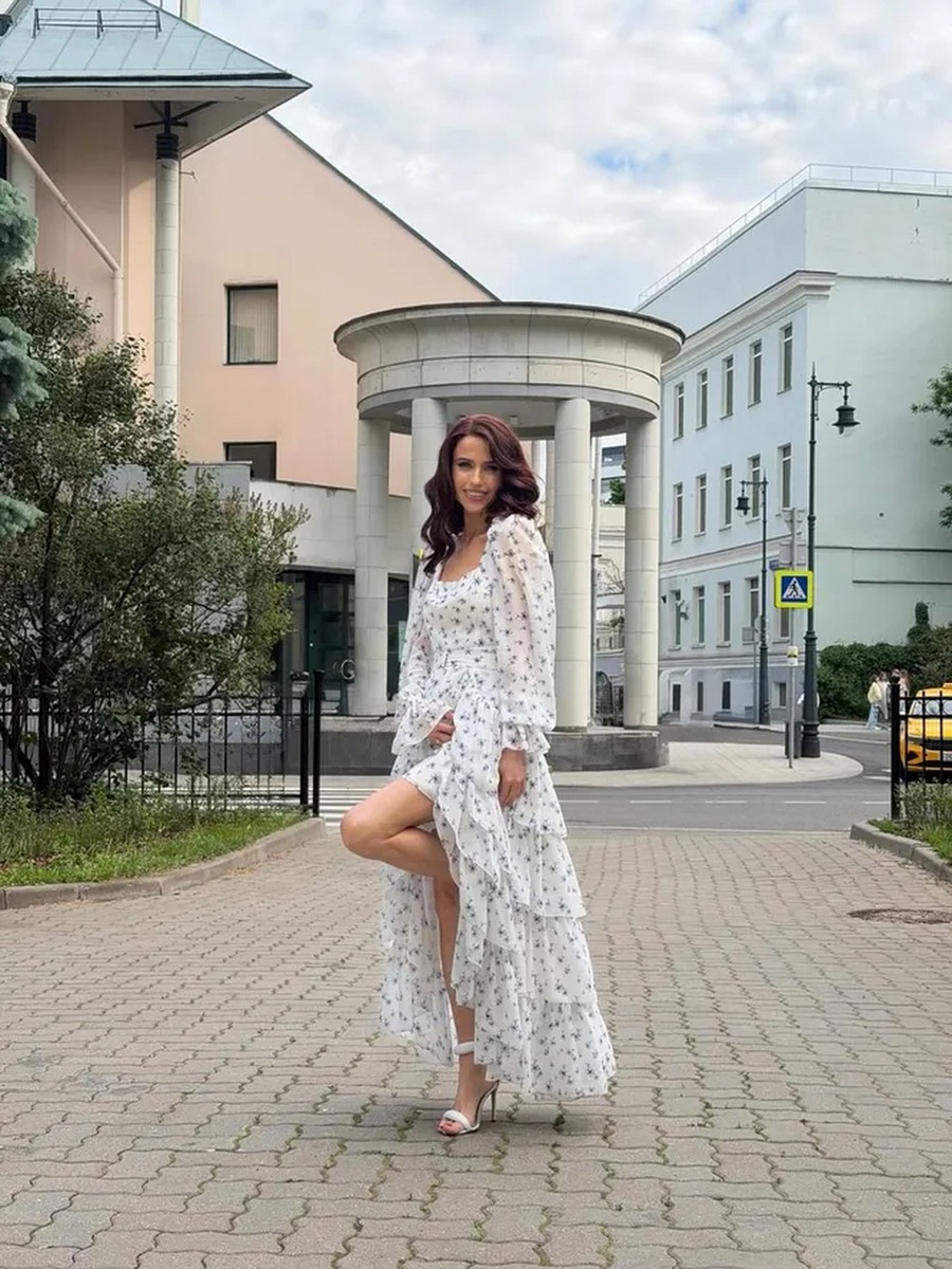   Мирослава снялась у входа в ЗАГС. Фото: соцсети.