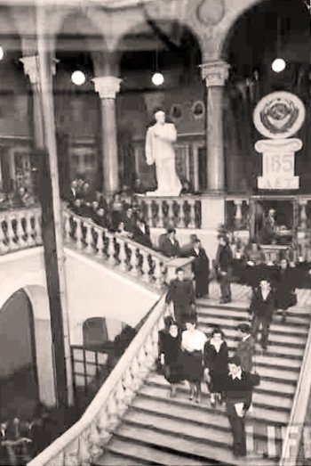   В 1940 году, в дни празднования 185-летнего юбилея, университету было присвоено имя М.В. Ломоносова. / Фото: Инь Чжэньмин