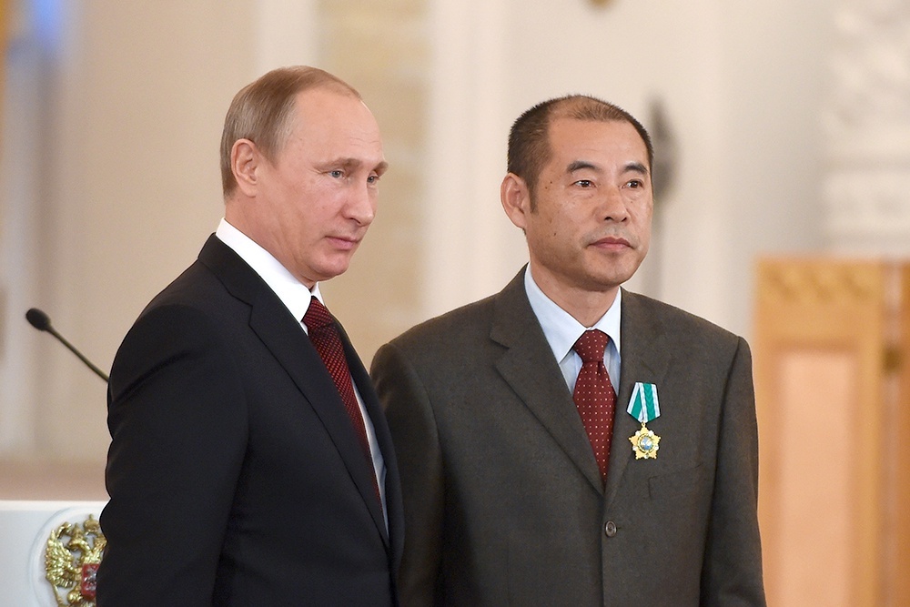   Владимир Путин наградил Орденом Дружбы Лю Вэньфэя за большой вклад в укрепление дружбы и сотрудничества с РФ, Москва, 2015 г. / Фото: СПУ