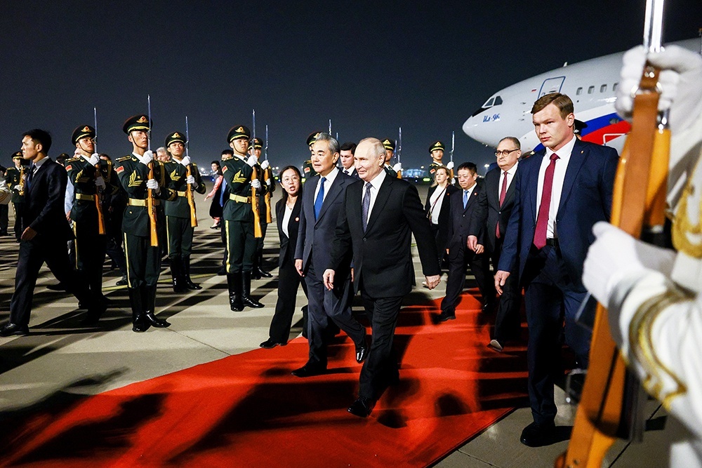    Президент РФ Владимир Путин и министр иностранных дел Китая Ван И (в центре справа налево) во время торжественной церемонии встречи в международном аэропорту Шоуду, Китай, Пекин. / Владимир Смирнов / ТАСС
