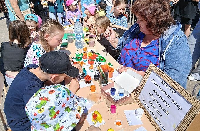 Дети раскрашивают глиняные фигурки под руководством Смирновой Надежды Евгеньевны