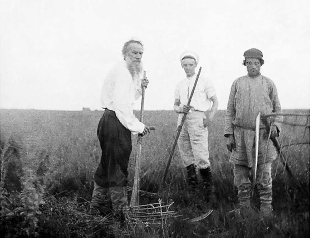 Лев Толстой, землемер и крестьянин Прокофий Власов. Фото: Государственный музей Л. Н. Толстого