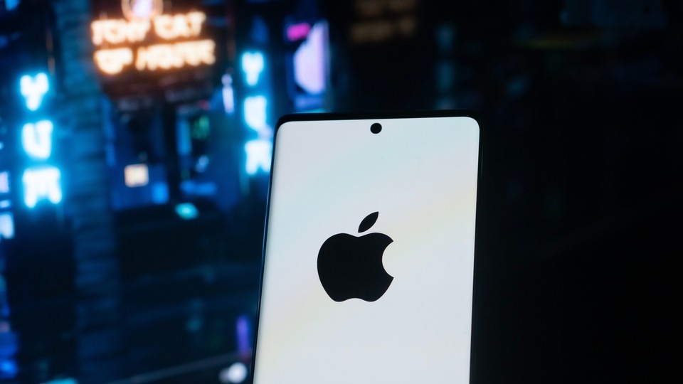   Масштабную атаку на устройства Apple в Глобальном центре исследования и анализа угроз Kaspersky GReAT зафиксировали еще в 2023 году. Фото: Mamun_Sheikh/Shutterstock/Fotodom