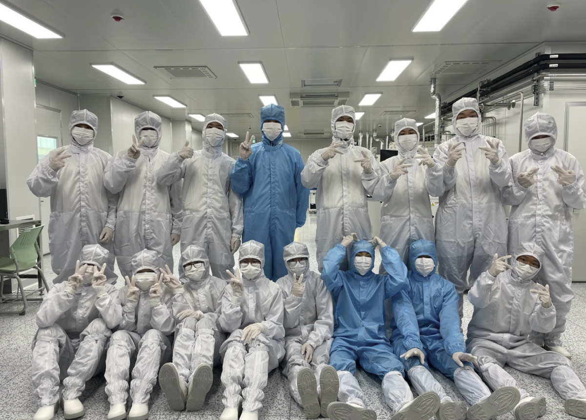 Учащиеся старшей школы «Korea Semiconductor Meister High School» позируют после практического занятия 14 мая. (Korea Semiconductor Meister High School)