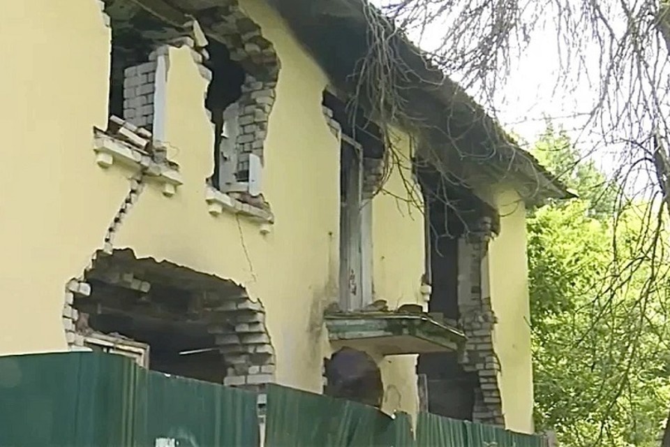    В Ярославле снесут три расселенных дома, чтобы они не стали приютом для людей без определенного места жительства. ФОТО: Городской телеканал