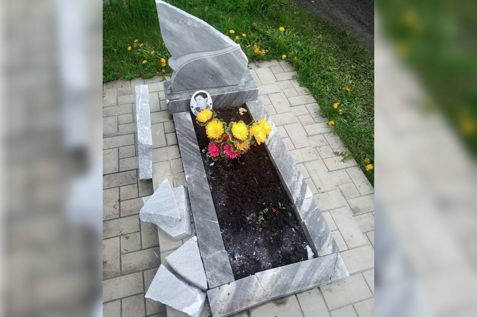    Надгробие оказалось серьезно повреждено и восстановить его уже невозможно. Фото: предоставлено Татьяной