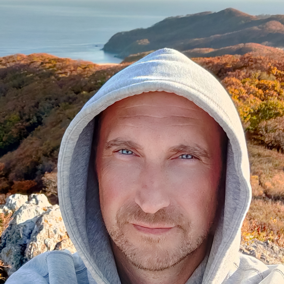 Александр увлекается профессиональной фотографией и путешествиями по  Приморскому краю. Одному из таких маршрутов посвящена его статья в Дзене. В  ней все о туристических богатствах Находки – от величественных гор до белоснежных тропических пляжей – а еще полезные советы и впечатления, пропитанные свежим морским бризом.