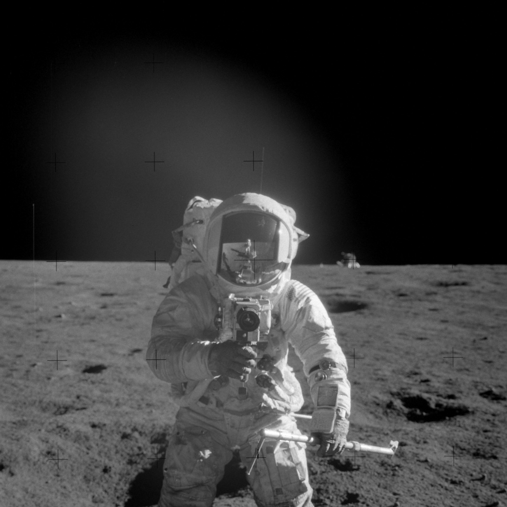 133:15:32 На фотографии, сделанной Элом, Пит фотографирует Эла