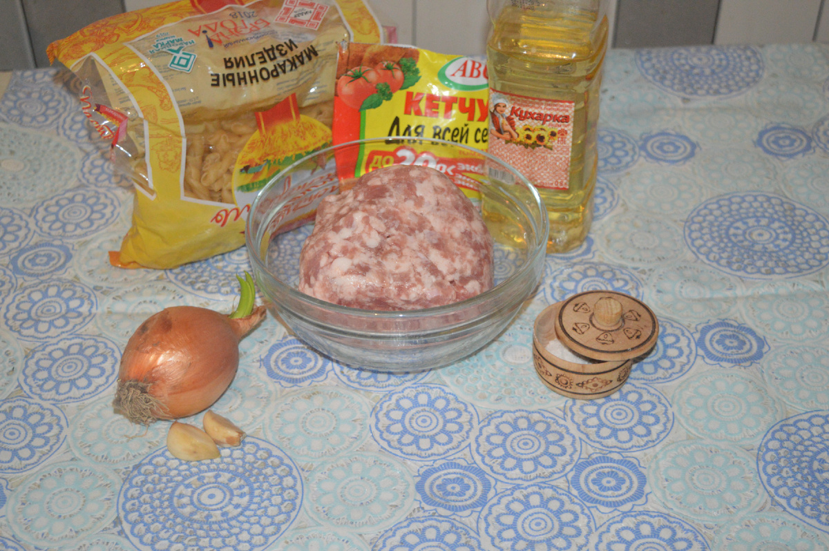 Макароны по - флотски с фаршем и кетчупом. Шаг 1. 
