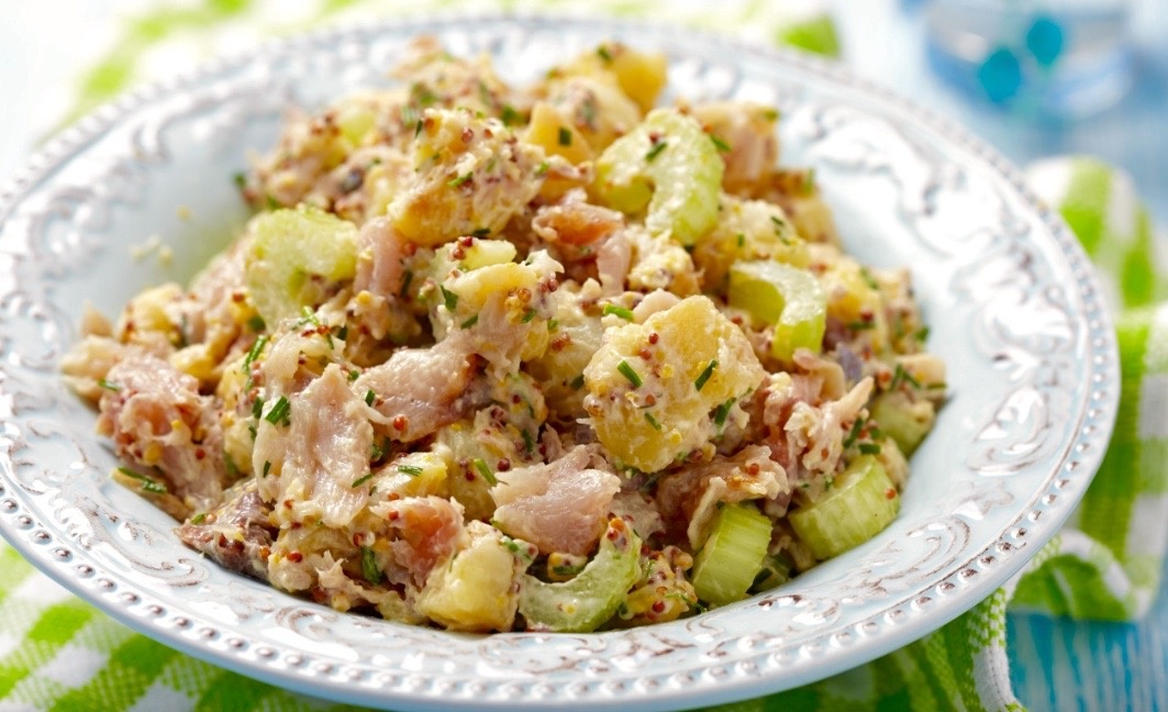 Теплый салат из копченой скумбрии и картофеля.