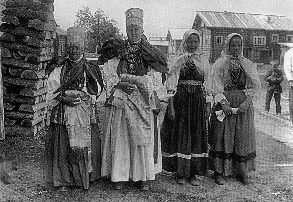 Девушки "повязочницы" и "косыночницы" из Пинежского уезда Архангельской губ. 1927 г. Фото экспедиции ГИМ.