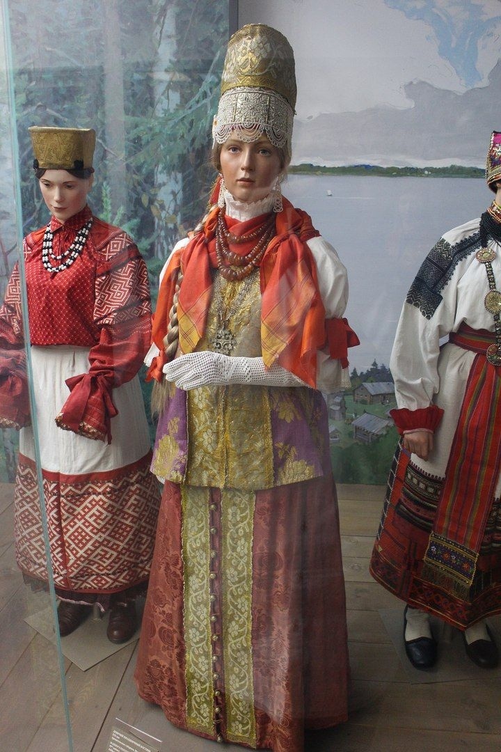 Костюм "повязочницы". Архангельская губерния, 19 в. Русский музей.