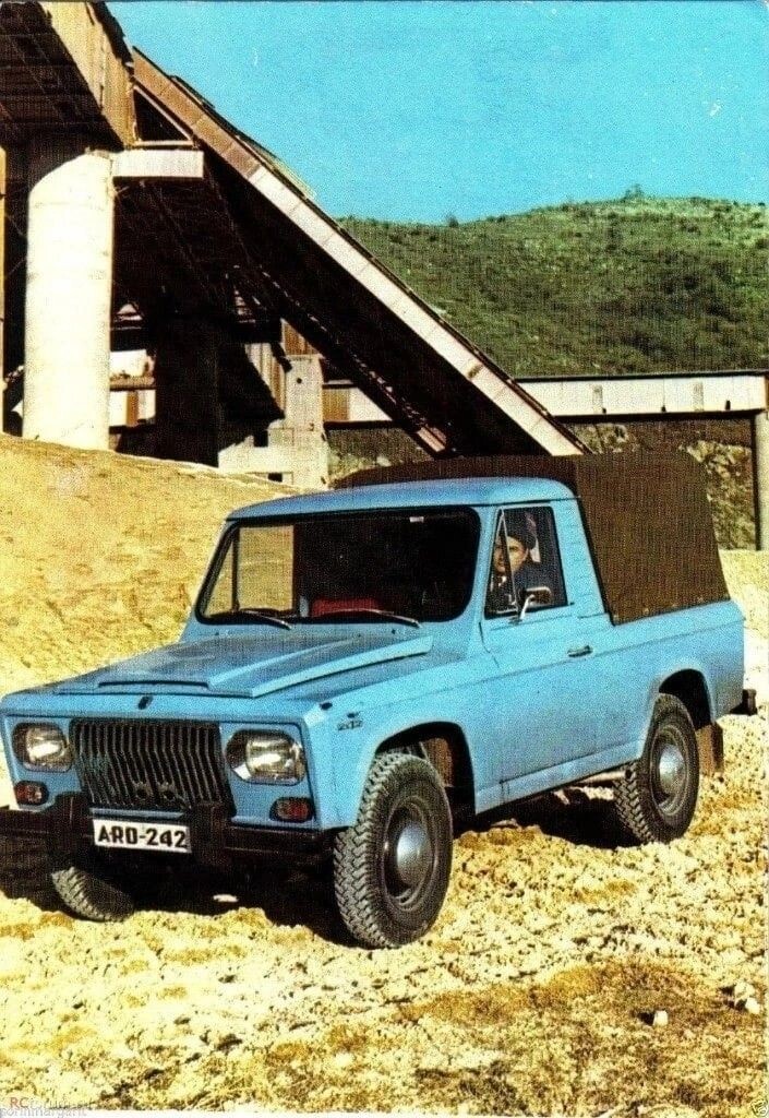 ARO 242 в экспортном исполнении с хромированной решёткой радиатора.