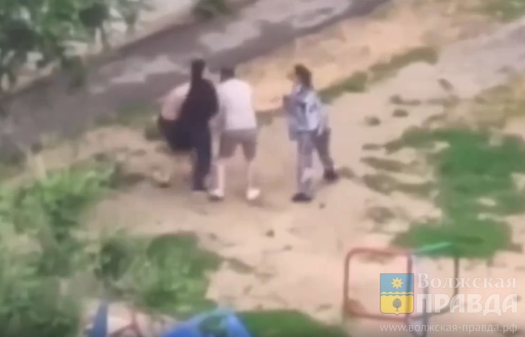 Скриншот с видео ГУ МВД России по Волгоградской области📷    Женщины разнимали: в 27 микрорайоне Волжского подрались водители, не поделив дорогу
