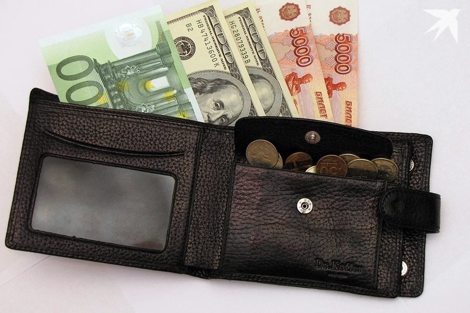    Белорусские специалисты показали бракованную, но подлинную купюру 100 долларов. Снимок носит иллюстративный характер. РАСЮК Татьяна Витальевна