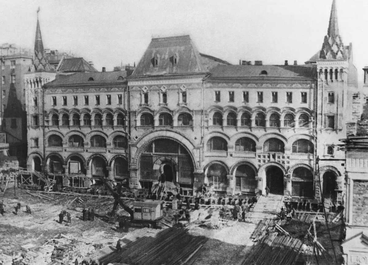  Саввинское подворье на Тверской в процессе передвижки