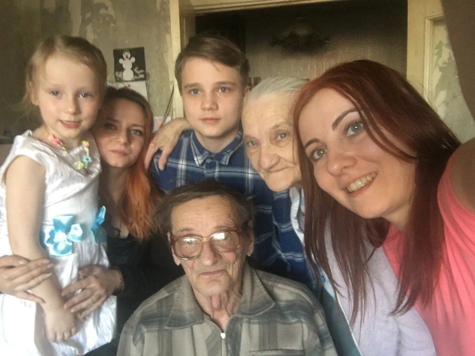    Пока еще все вместе: Ярина - племянница Никиты, сестра Юлия Базарова, Никита, бабушка Кабишева Надежда Лаврентьевна, которая погибла вместе с внуком, двоюродная сестра Стоцкая Виктория и дедушка Кабишев Владимир Николаевич.