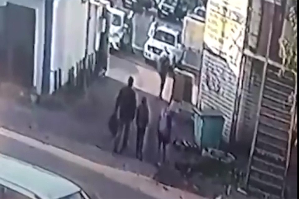 Подружки, выйдя из магазина в сопровождении неизвестного мужчины, вместе с ним скрылись за углом соседнего здания. Фото кадр видео