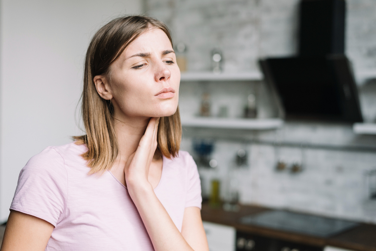 <a href="https://www.magnific.com/ru/free-photo/close-up-young-woman-having-neck-pain_3480438.htm#fromView=search&page=1&position=2&uuid=203bff49-6491-4002-9174-9f2f5e20ed7d&query=%D0%BB%D0%B8%D0%BC%D1%84%D0%BE%D1%83%D0%B7%D0%BB%D1%8B">Изображение от freepik</a>
