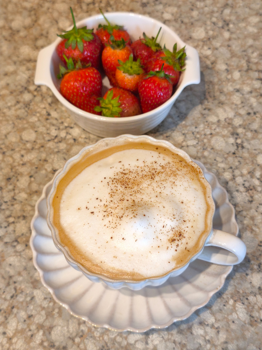 Капучино с корицей 250 мл, клубника примерно 120 гр. Я ещё позволяю себе заесть кусочком шоколада грамм 30-40. Читайте, почему я ем все не смотря на нежный ЖКТ.