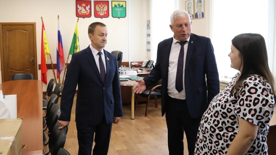 Председатель Воронежской облдумы Юрий Матузов передал оборудование участнику СВО для выполнения боевых задач