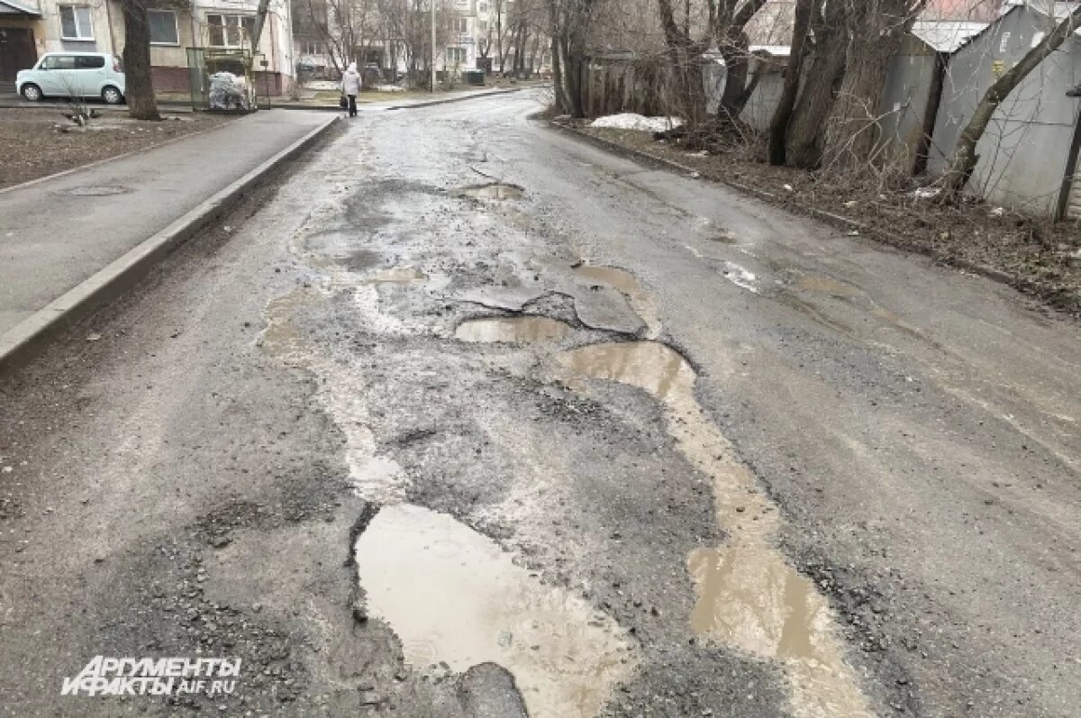    В центре Казани легковушка провалилась в дорожную яму на улице Шмидта