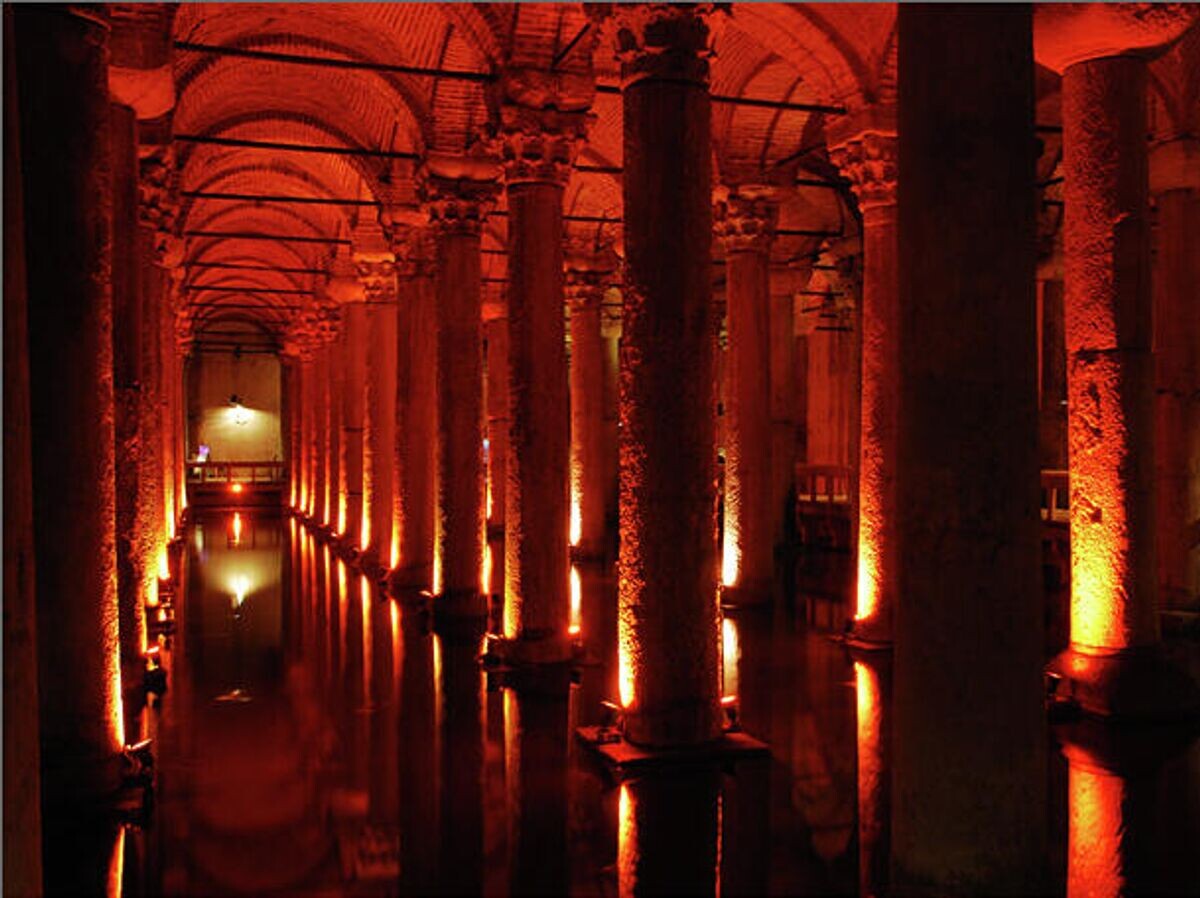    Базилика Цистерна | CC BY-SA 2.0 / avery ng / Basilica cistern